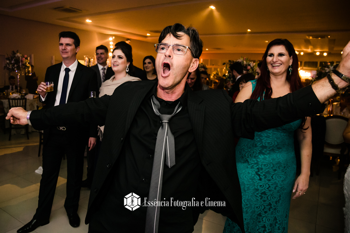 casal-divertido-casando