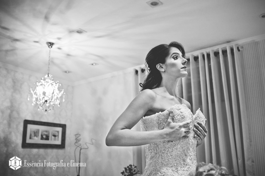 noiva-colocando-o-vestido