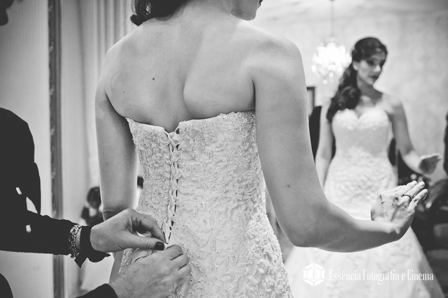 prendendo-os-botoes-do-vestido-da-noiva