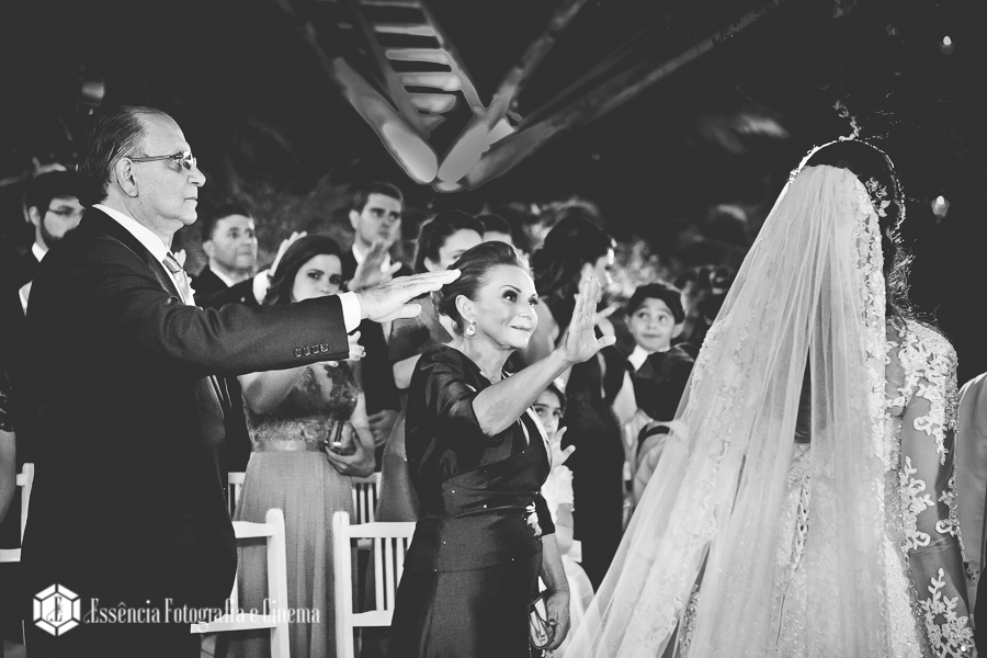 mãe-da-noiva-emocionada-no-altar