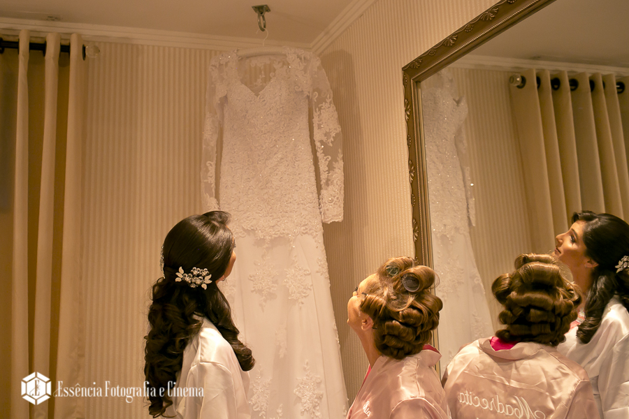 a-noiva-adimirando-seu-vestido