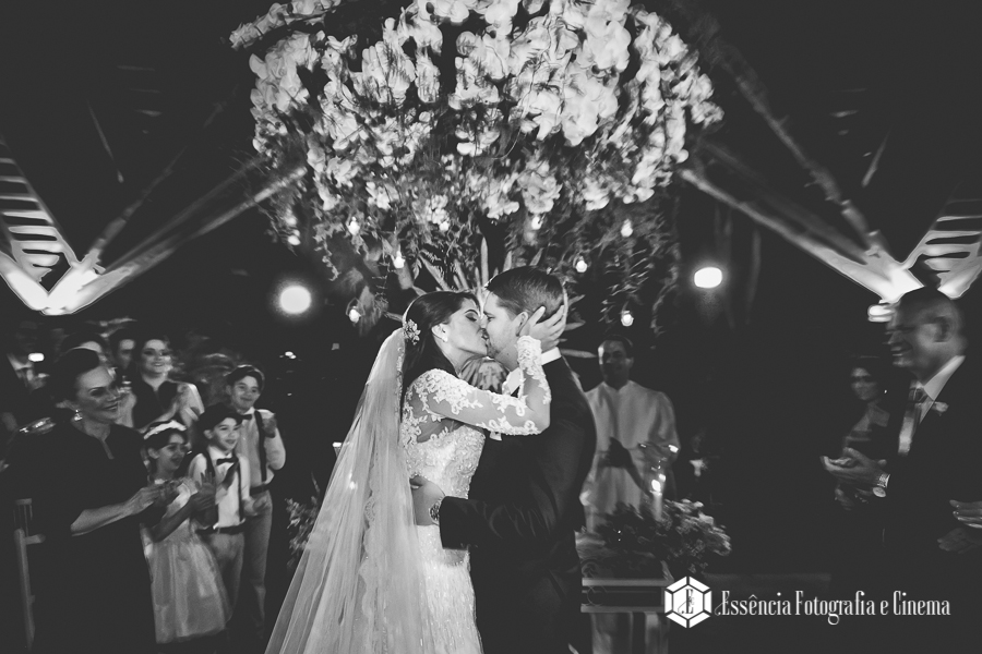 beijos-dos-noivos-no-portal-do-girasol