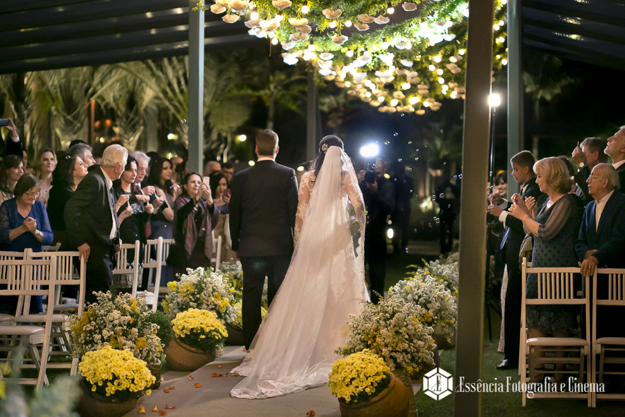 saida-dos-noivos-no-casamento