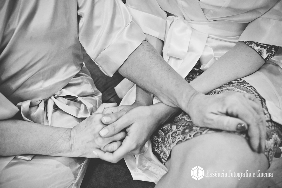 noiva-emocionada-no-casamento-com-a-mãe