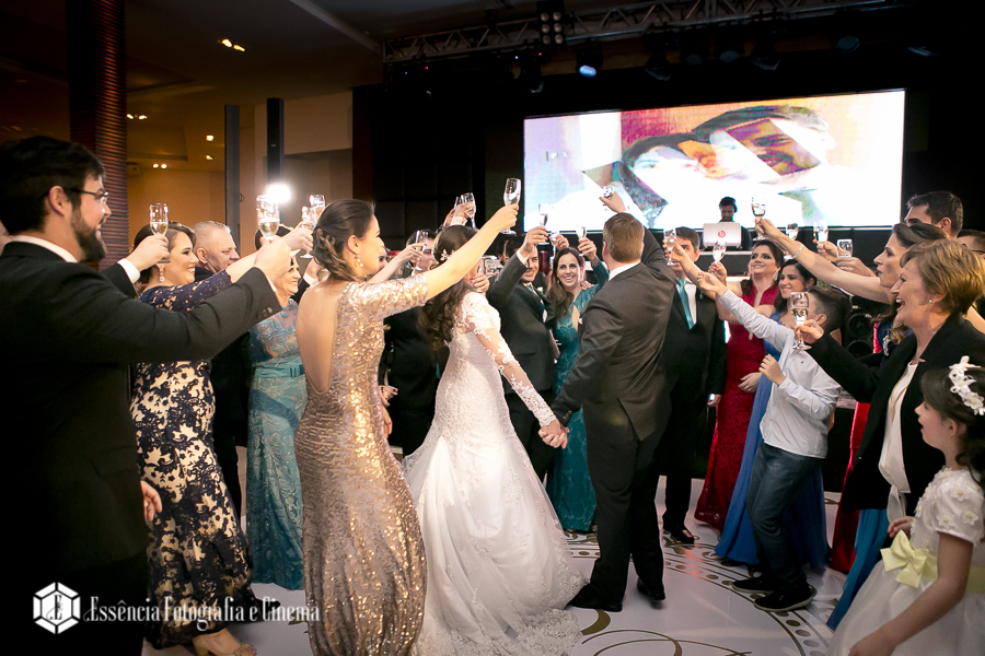 noivos-brindando-na-festa