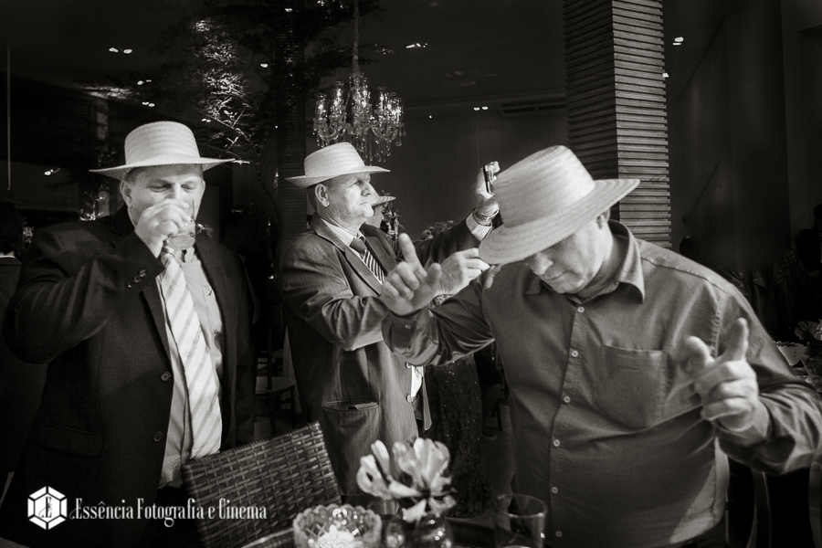 convidados-usam-chapéu-em-festa-de-casamento