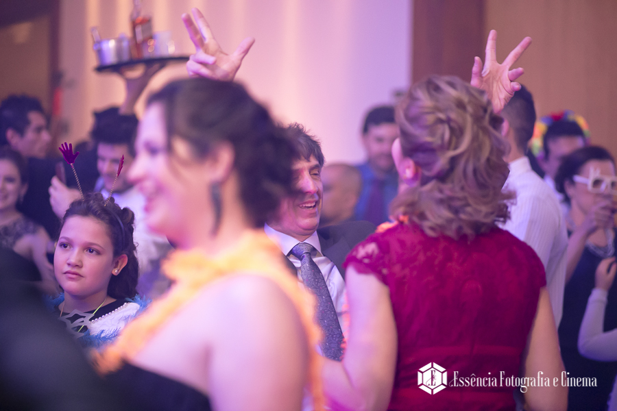 convidados-se-divertem-em-casamento