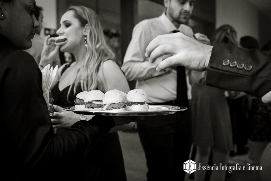 comendo-hamburgue-na-pista