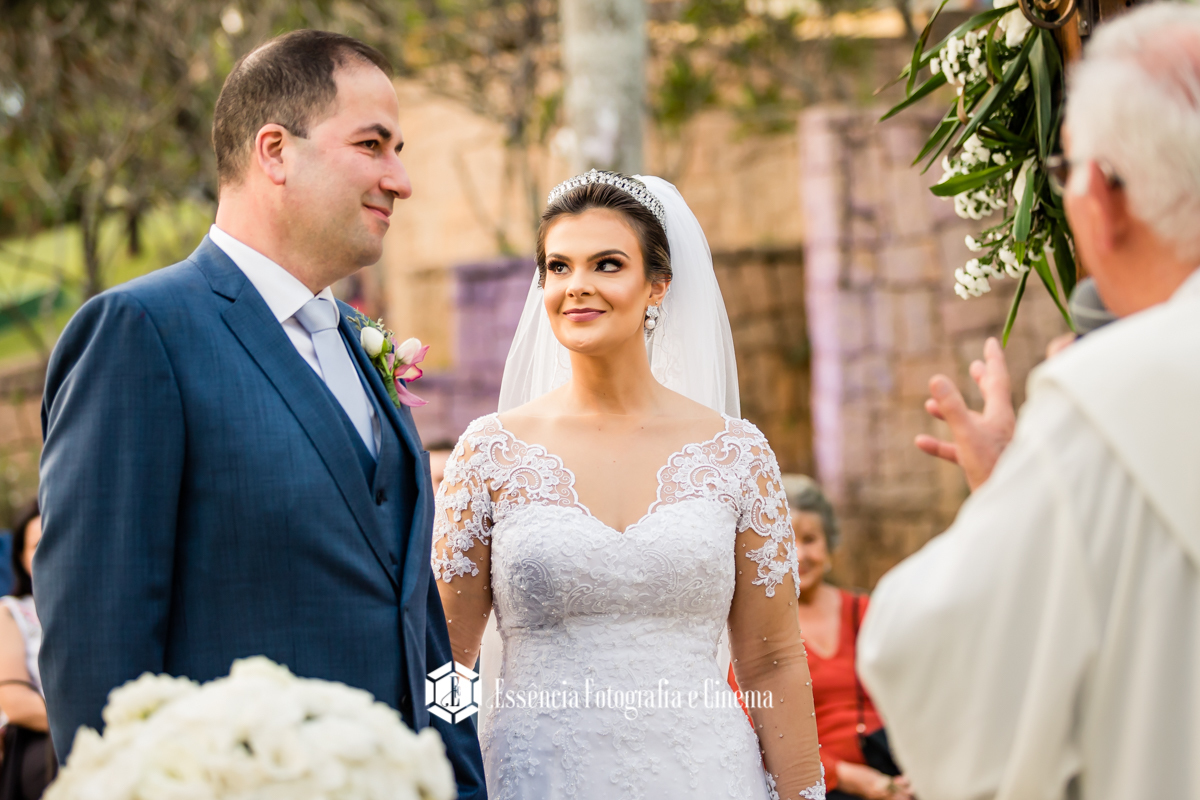 olhares-dos-noivos-no-altar