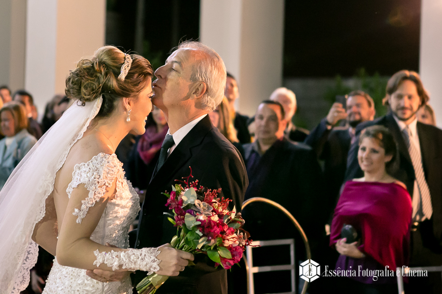 o-pai-beija-a-filha-em-casamento
