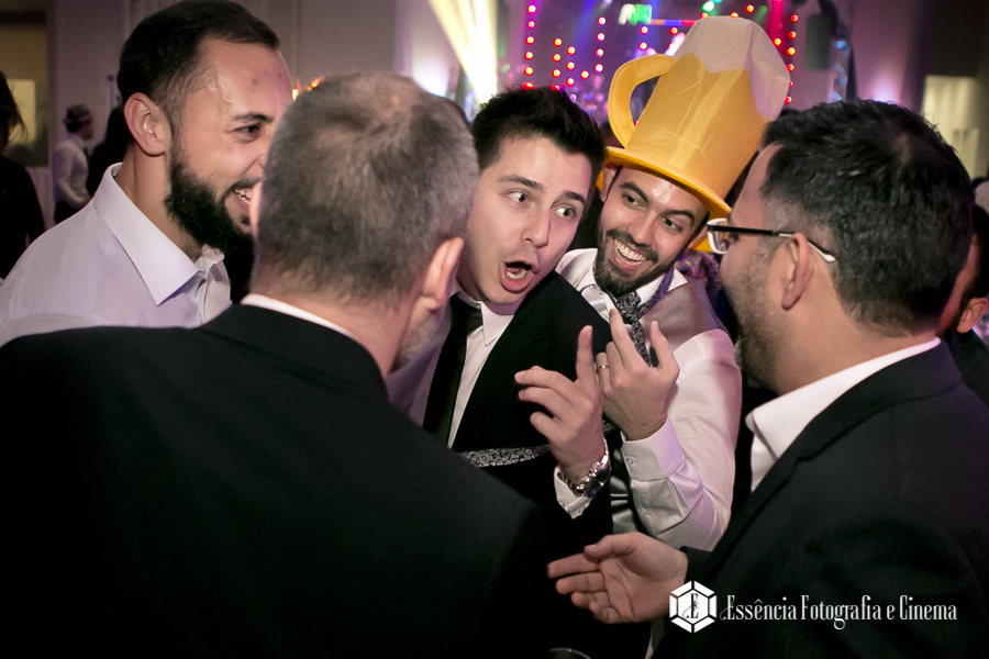 descontração-na-gravata-dos-noivos