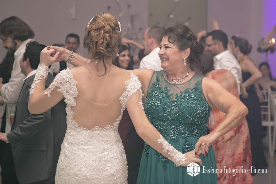 a-noiva-dança-com-a-mãee