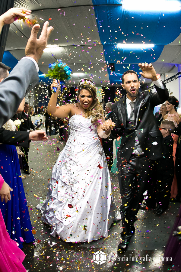 chuva-de-pétalas-na-saída-dos-noivos