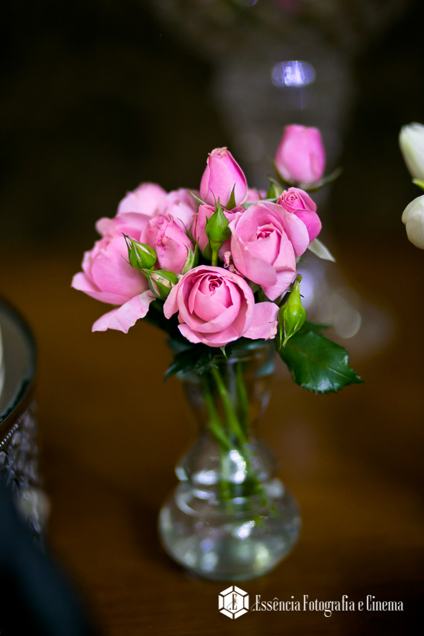 vazinhos-com-rosas-em-casamento