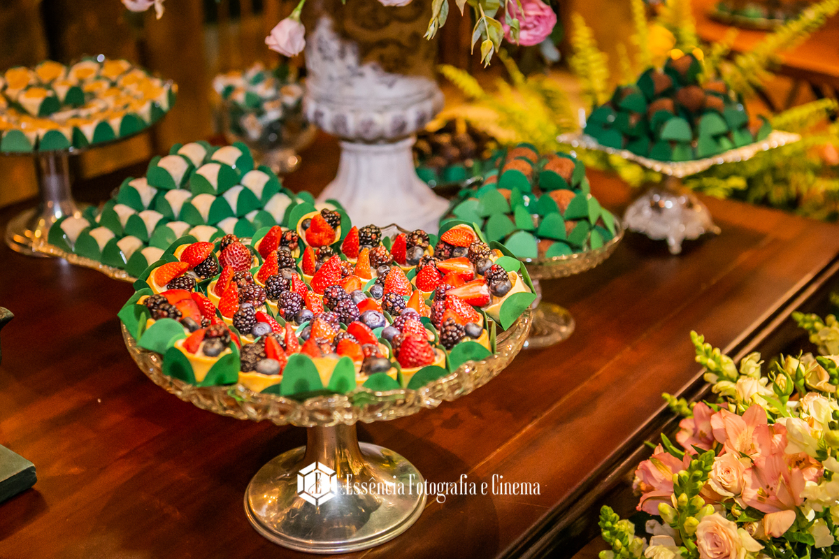 mesa-com-doces-em-casamento