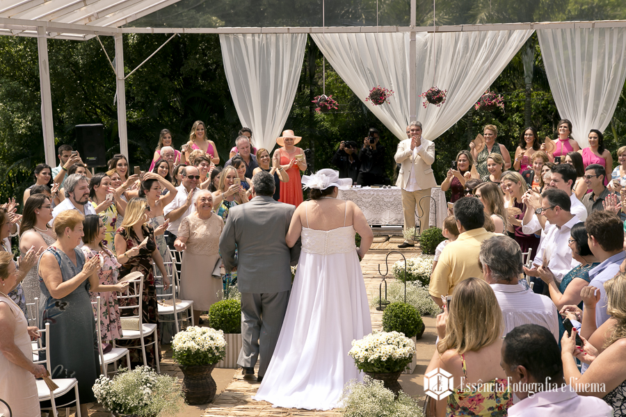convidados-emocionados-com-a-noiva-entrando