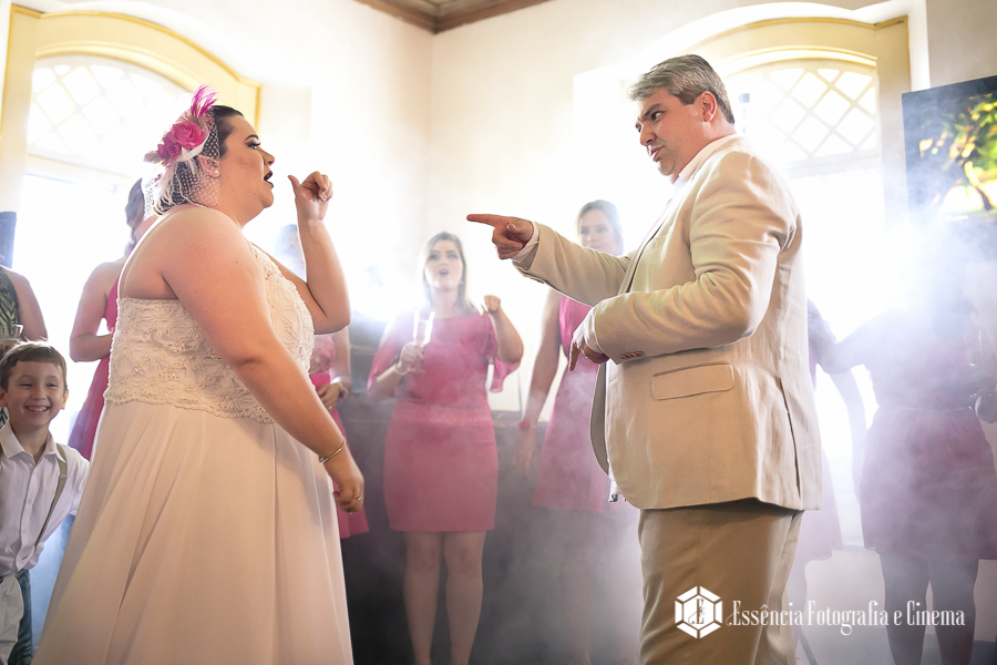 noivos-se-divertem-na-pista-de-dança