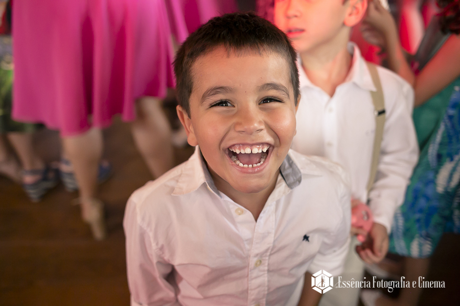 crianças-se-divertem-em-casamento