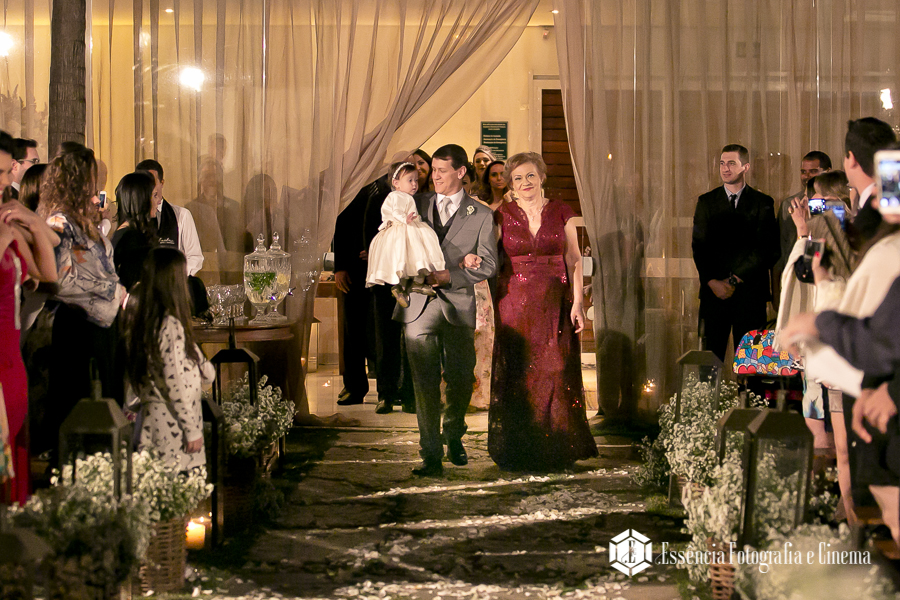 noivo-entra-com-a-filha-no-casamento