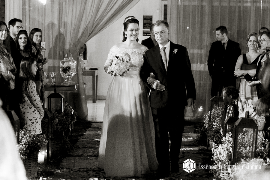 pai-emocionado-com-a-filha-no-casamento