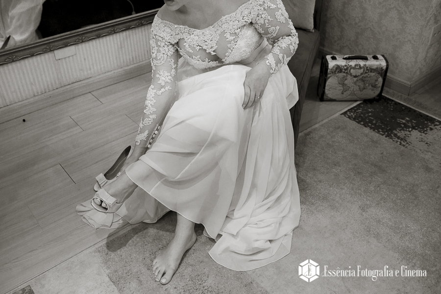 colocando-o-sapato-da-noiva