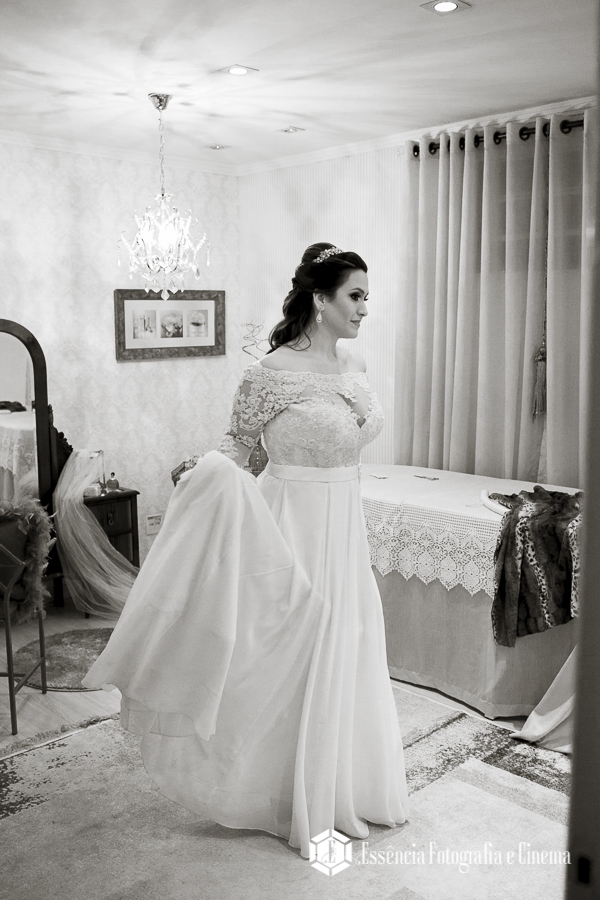 noiva-contemplando-o-vestido