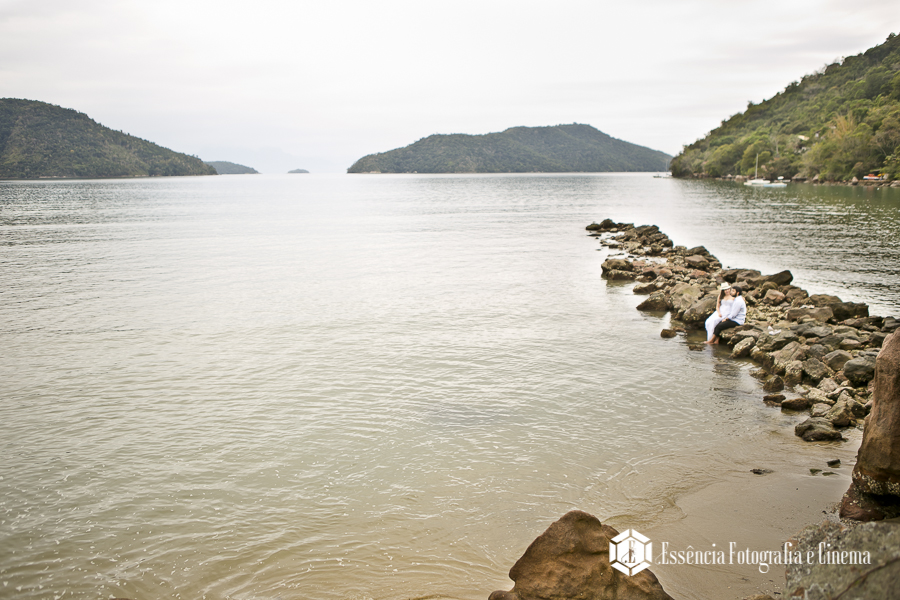 noivos-molhados-na-praia