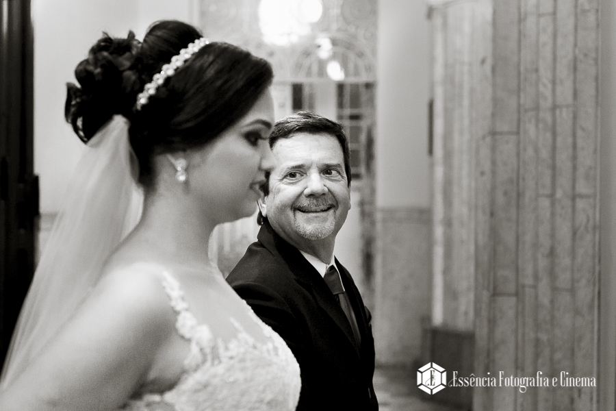 noiva-na-porta-da-igreja-com-o-pai