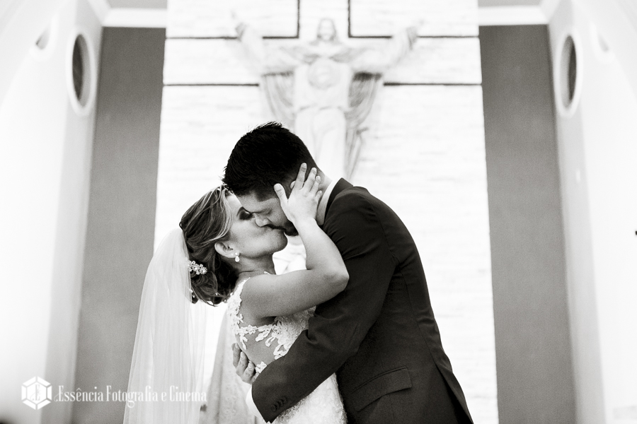 o-beijo-dos-noivos-na-igreja