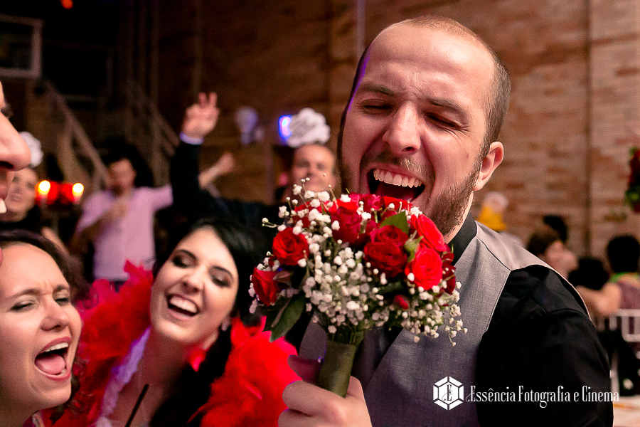 noivo-brinca-com-o-buquet