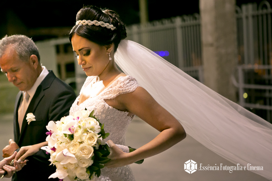 noiva-chora-antes-de-entrar-na-igreja