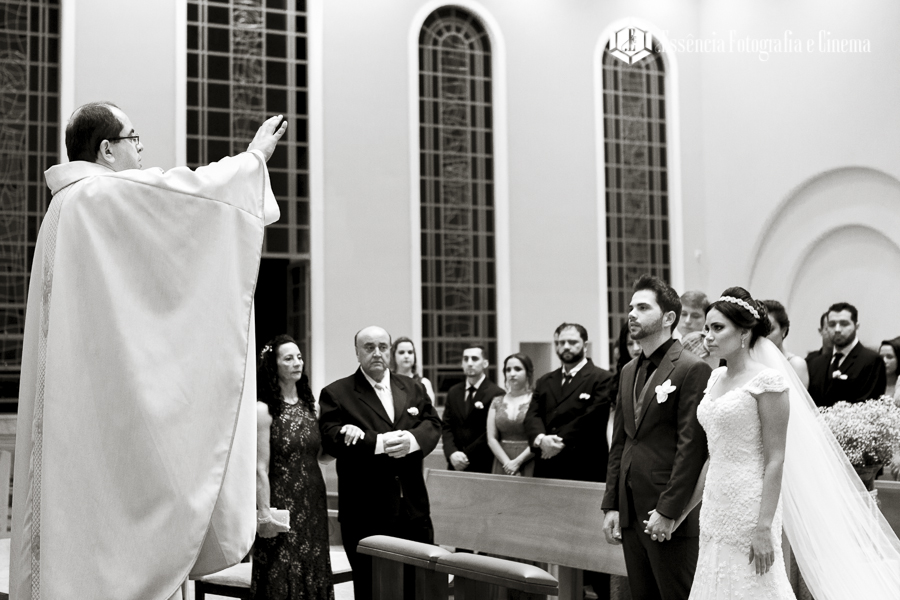 pais-e-padrinhos-no-altar