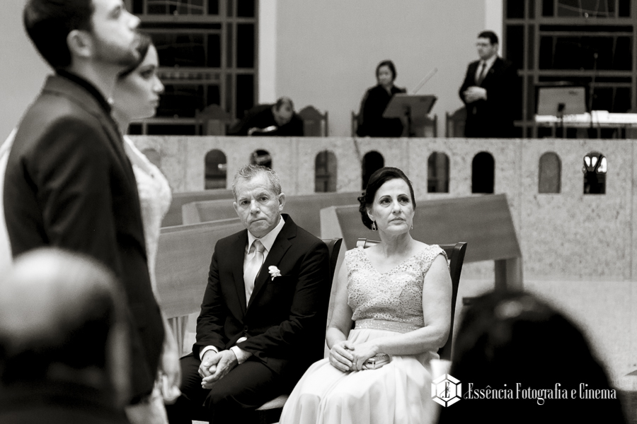 pais-da-noiva-no altar