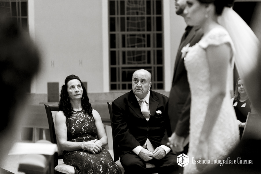 pais-do-noivo-no-altar