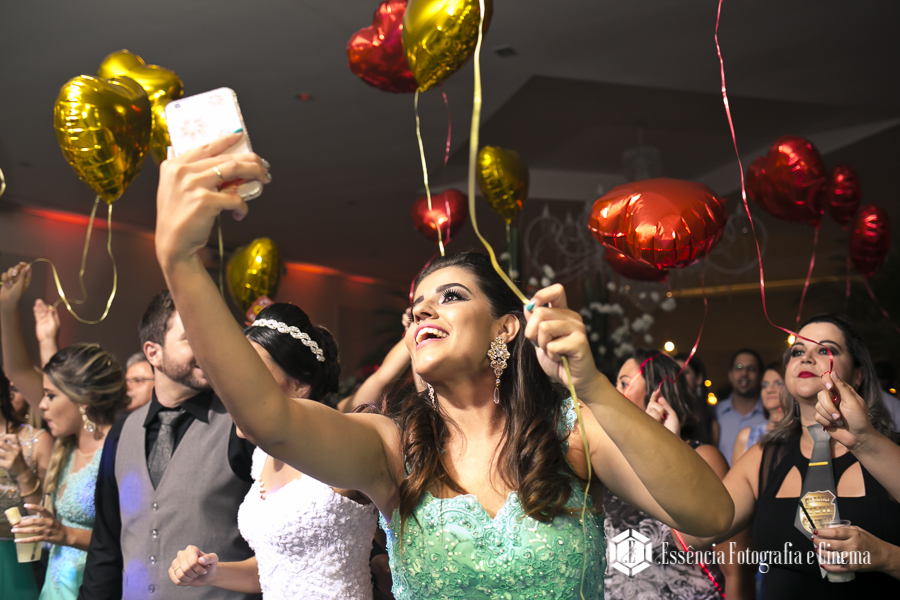 convidados-se-divertem-com-baloes