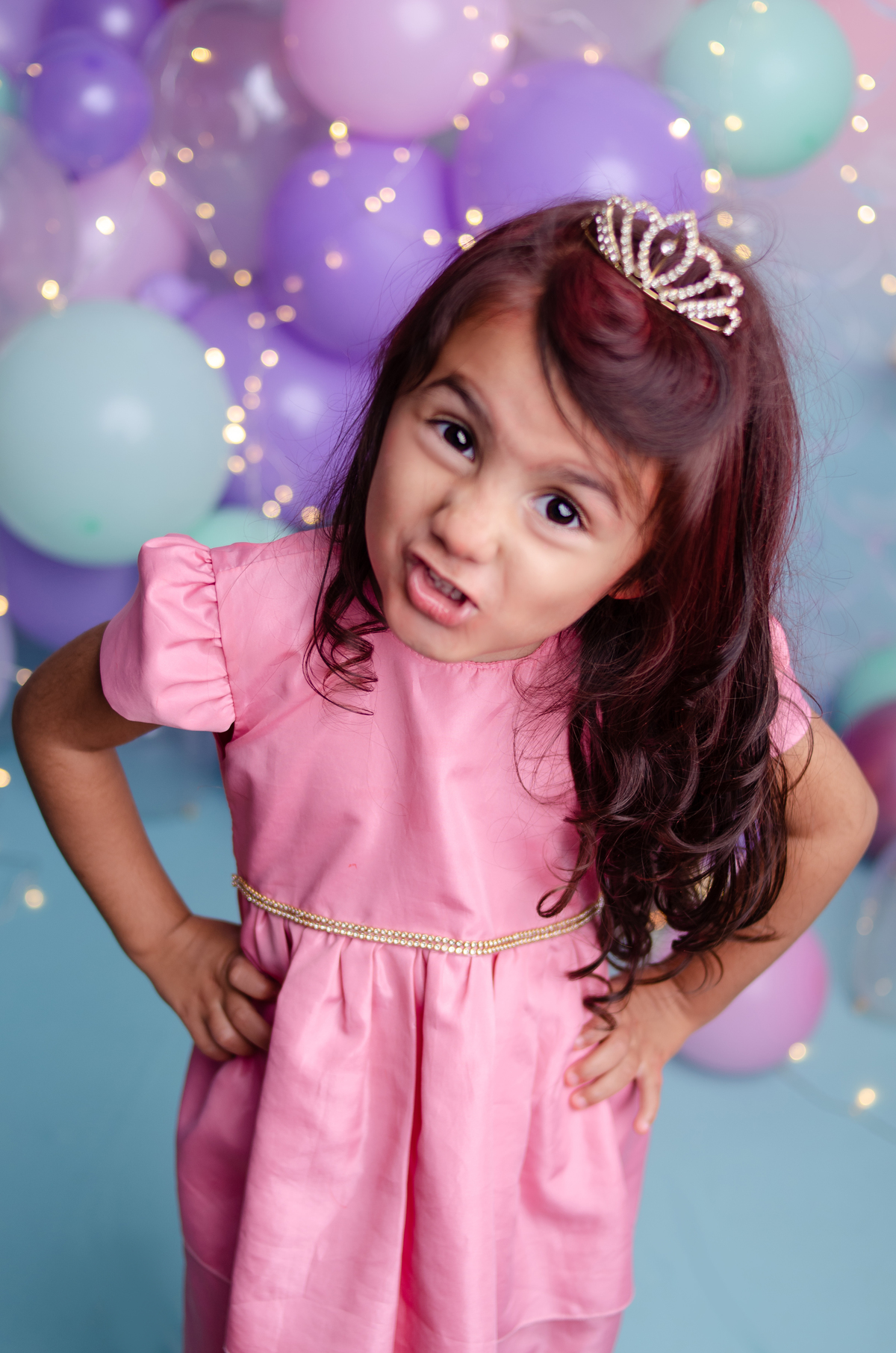 Falei: Filha solta essa portinha!
Esther respondeu: Mamãe é meu telefone, estou chamando a Elsa