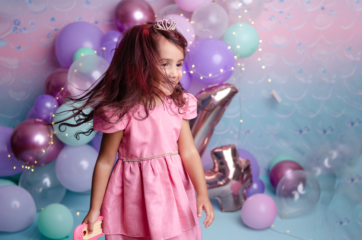 Esther e seu telefone de mentirinha