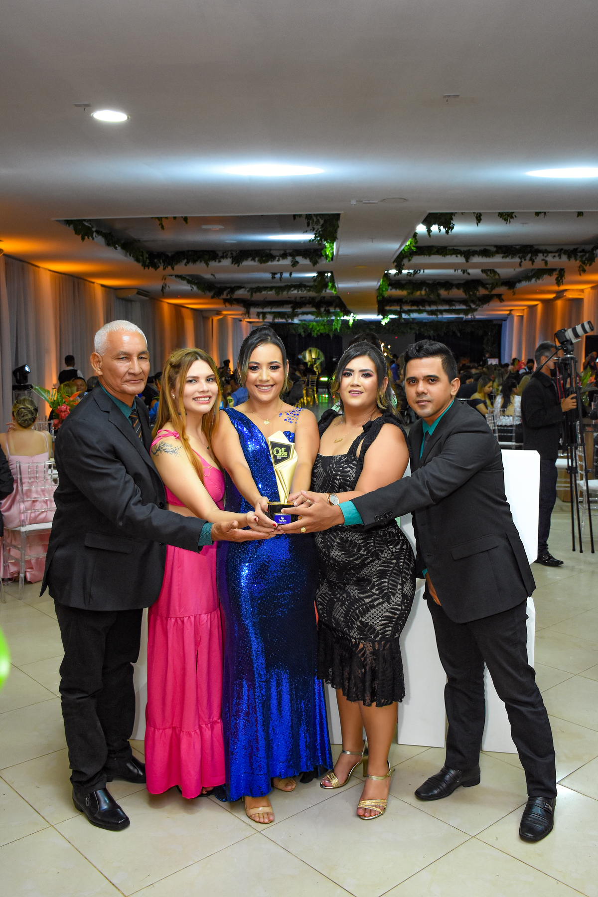 Da esquerda para a direita, o sócio proprietário Miguel Ferreira, a social media Suzane Lima, a gerente administrativa Edilene Teixeira, a coordenadora de vendas Débora Roberta e o designer gráfico Rafael Roger