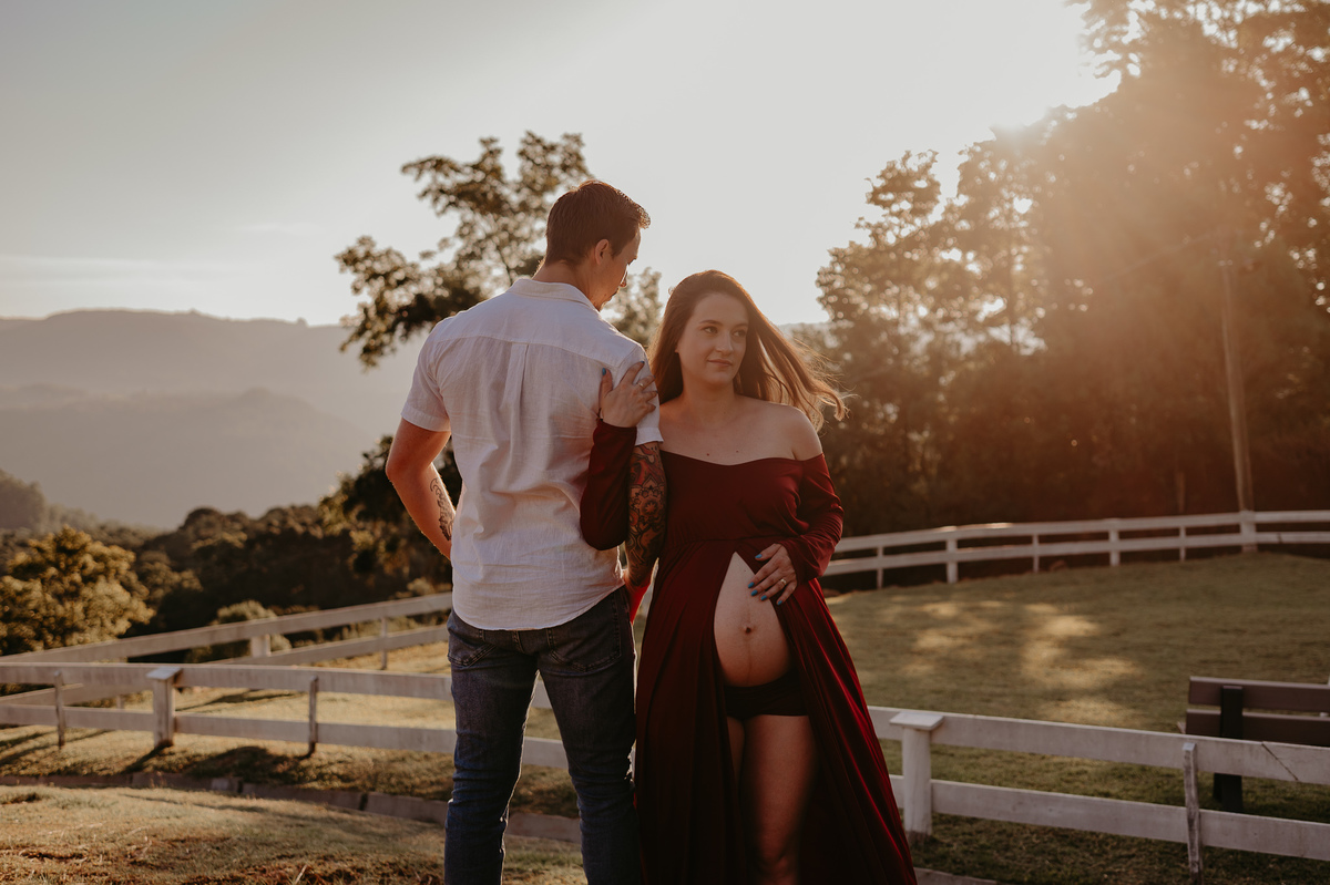 Ensaio-gestante-em-gramado