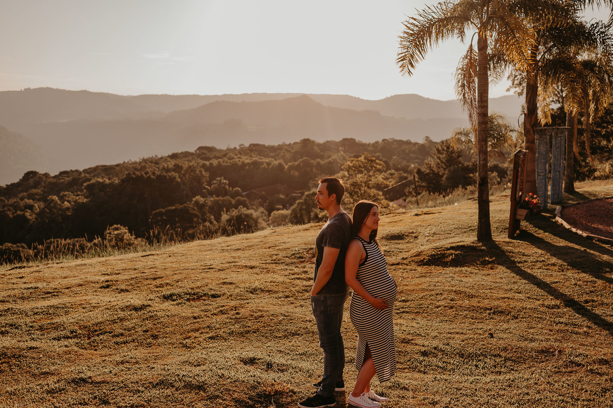 Ensaio-gestante-em-gramado