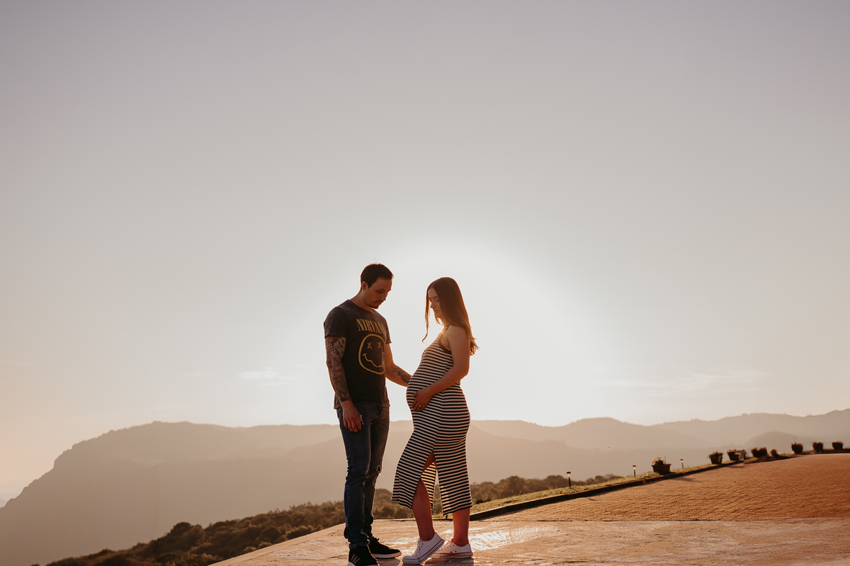 Ensaio-gestante-em-gramado