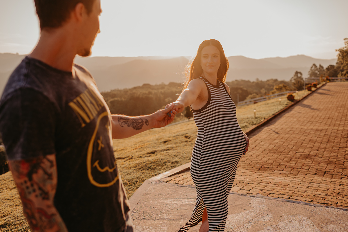 Ensaio-gestante-em-gramado