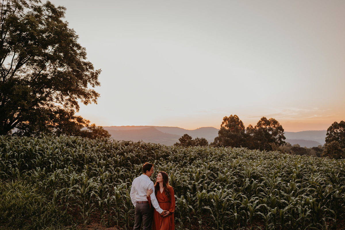 Ensaio-gestante-em-gramado