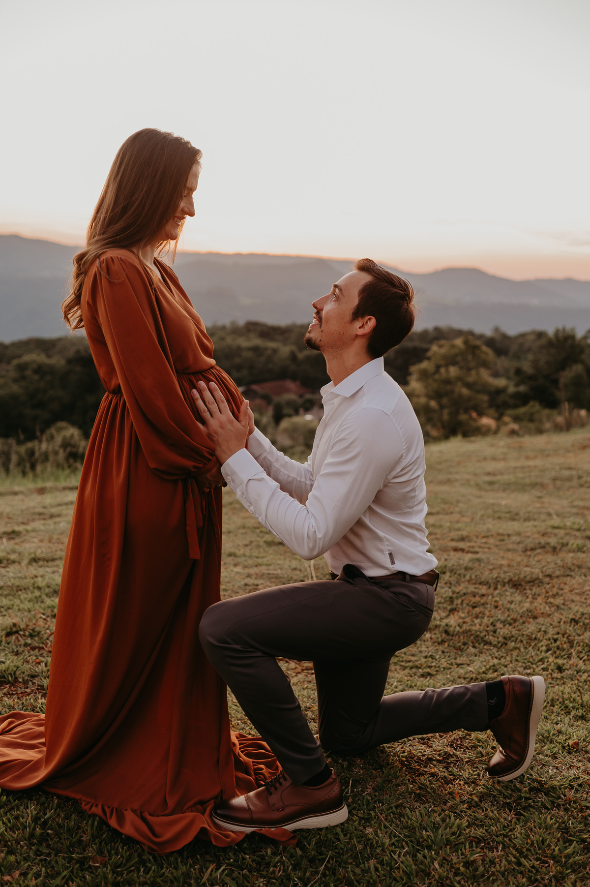 Ensaio-gestante-em-gramado