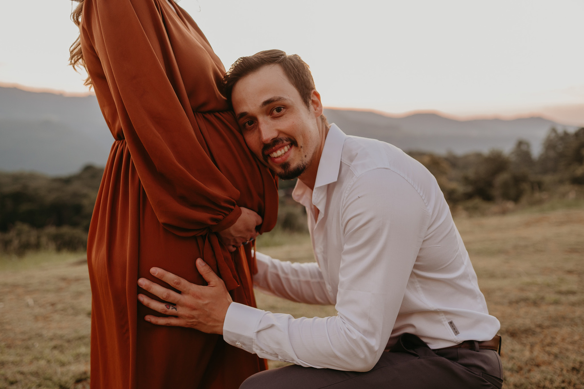 Ensaio-gestante-em-gramado