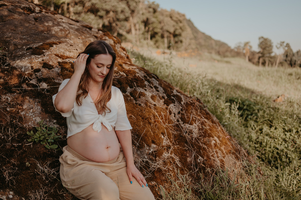 Ensaio-gestante-em-gramado