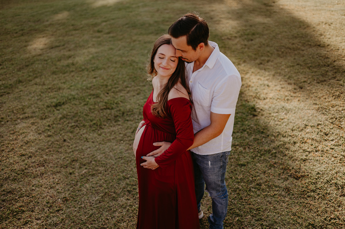 Ensaio-gestante-em-gramado