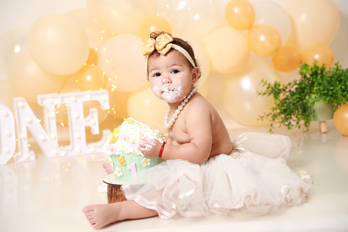 bebê comendo bolo
