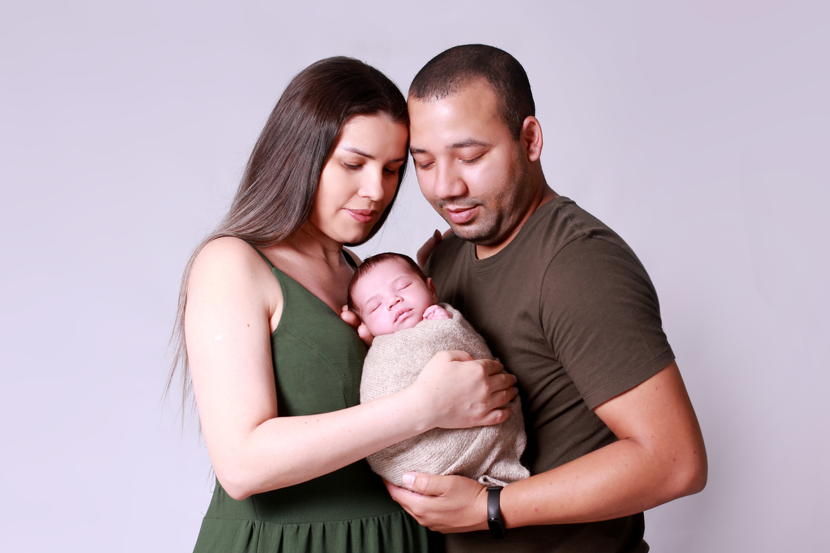 Fotos de newborn com os pais.