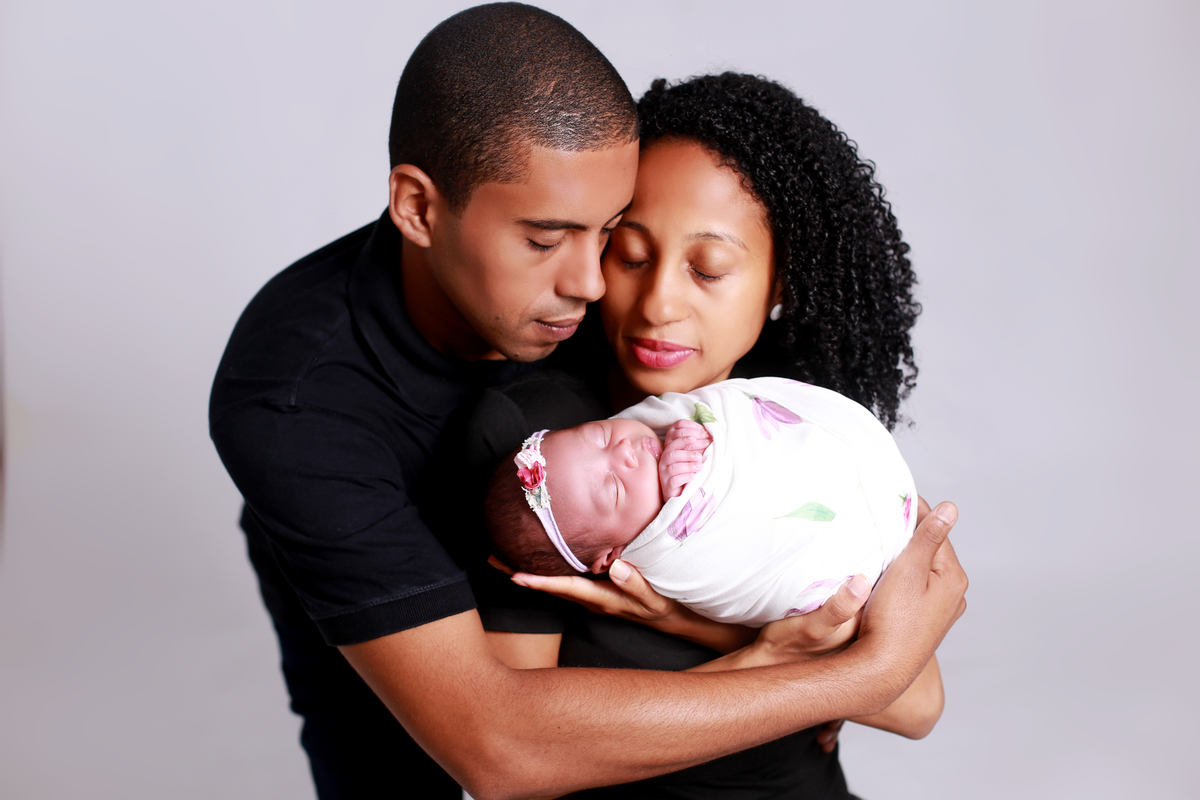 Newborn com os pais.
